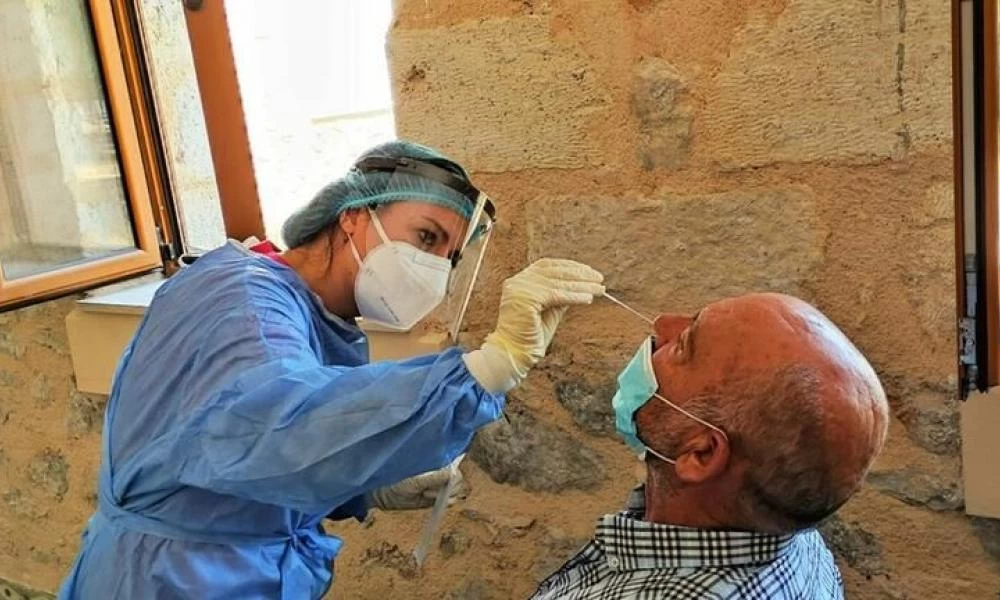 Iσραηλινός γιατρός: "Η παραλλαγή Όμικρον είναι ακίνδυνο κρυολόγημα"